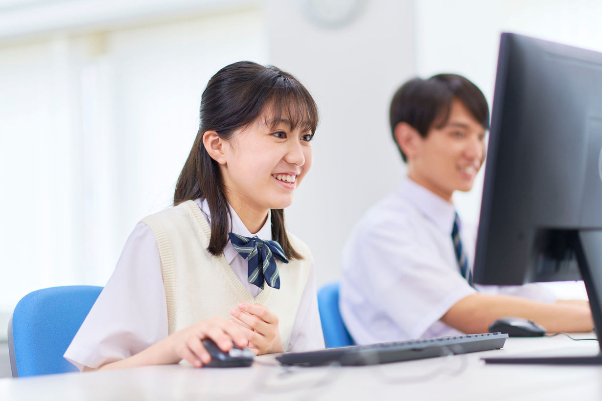 プログラミング学習中の生徒