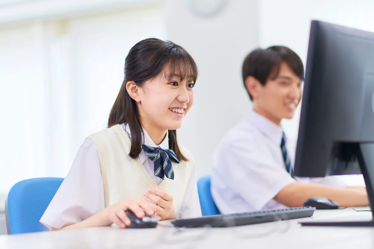 プログラミング学習中の生徒